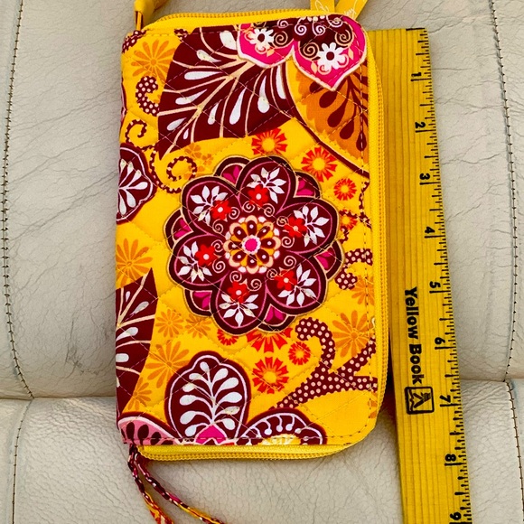 Handbags - Vera Bradley Wristlet - Excellent condition